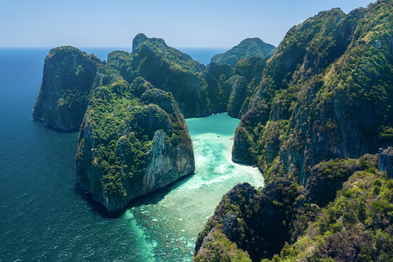 Turquoise waters and limestone cliffs at Pileh Lagoon in Phi Phi Leh Island, Krabi, a famous snorkeling spot in the Andaman Sea.